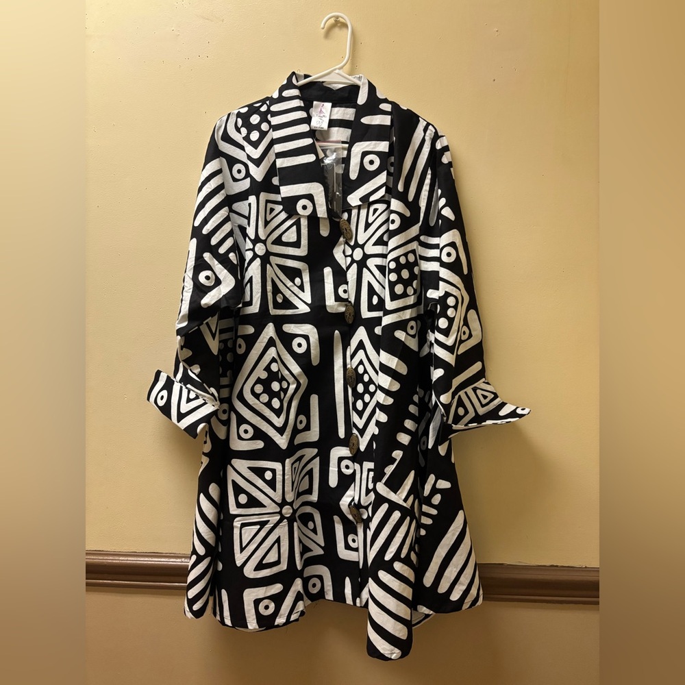 Alki'i Black and White Geometric Patterned Fabric